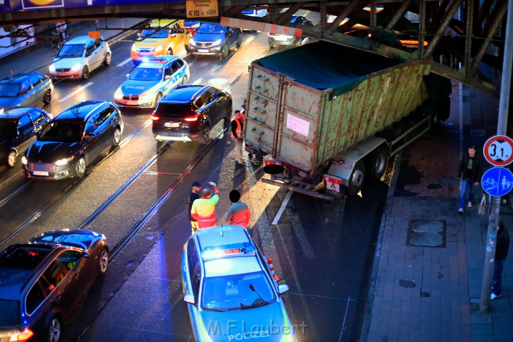 Wieder mal LKW unter Bruecke Koeln Deutz Deutz Muelheimerstr AK P03.JPG